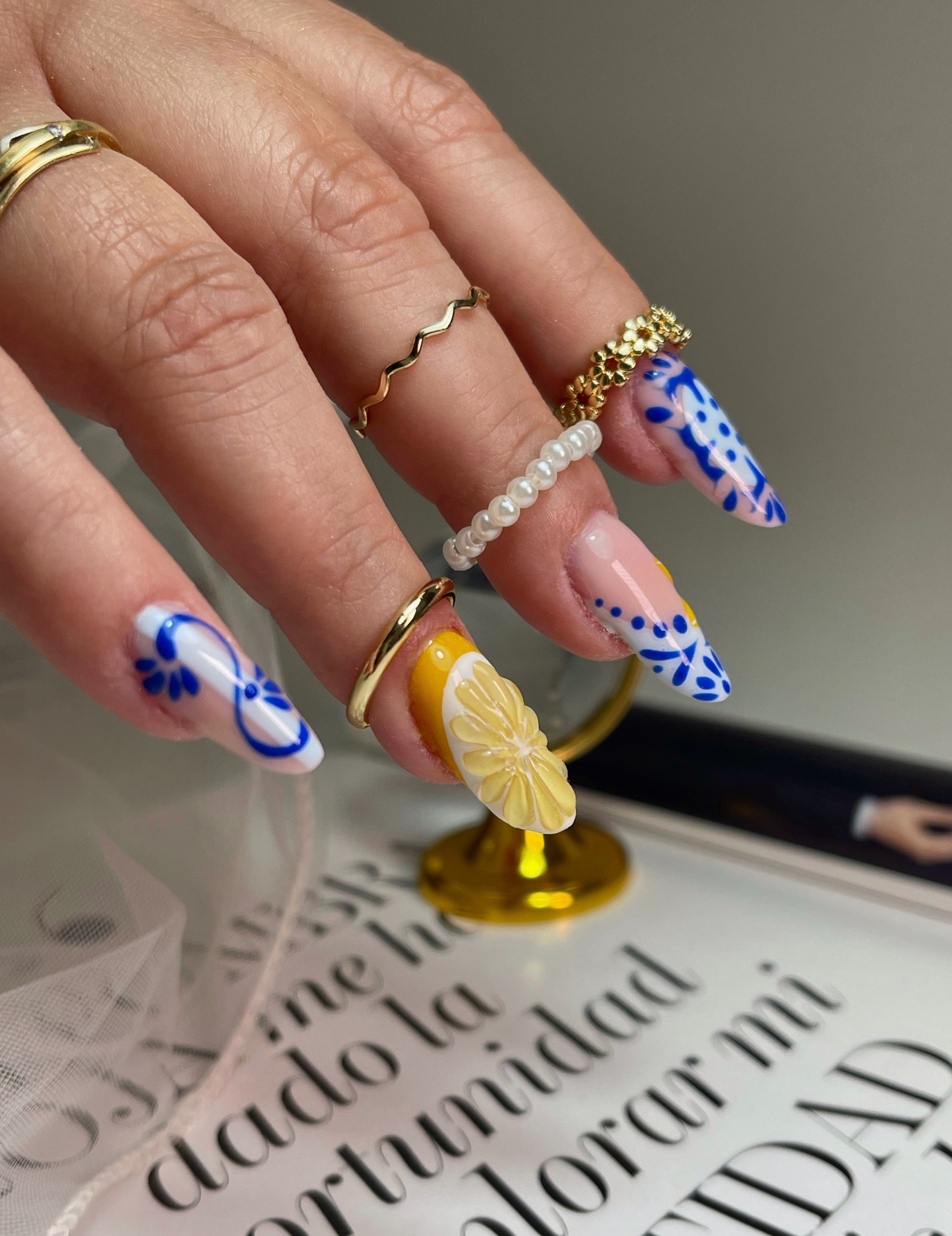 Manicura azul con detalles artísticos realizada en Buñol Nails