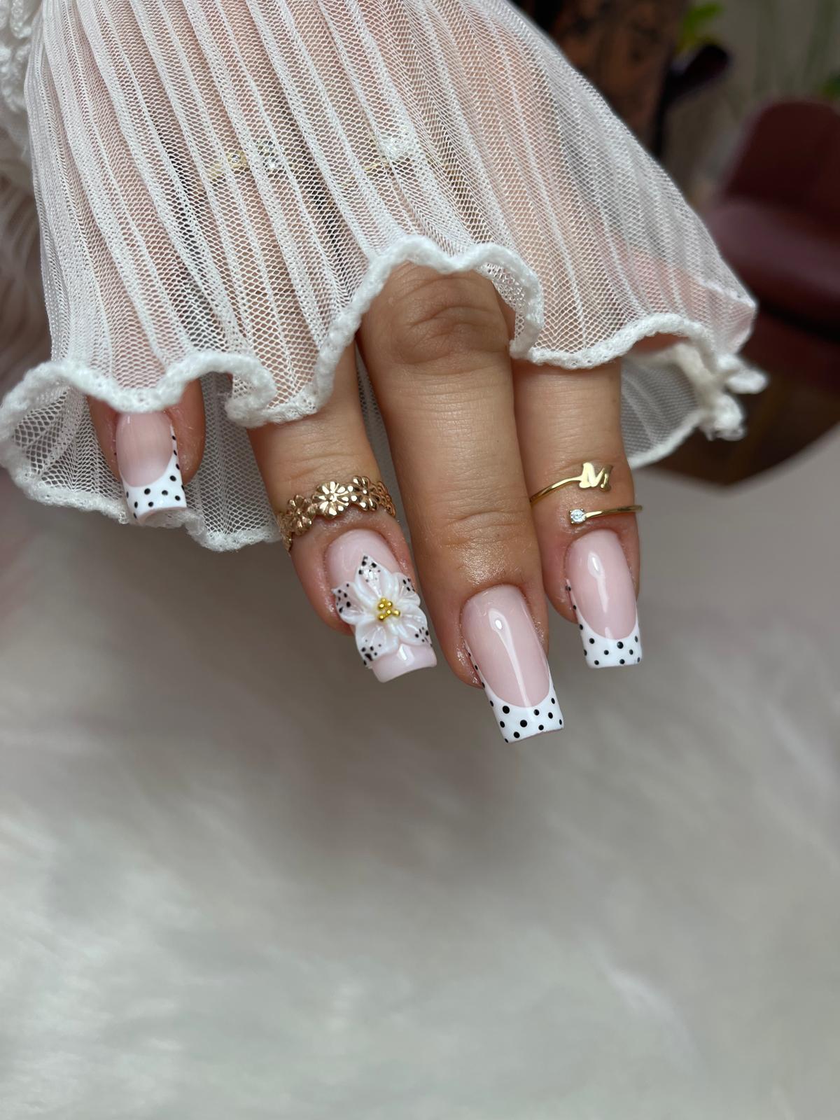 Manicura francesa con decoración floral realizada en Buñol Nails